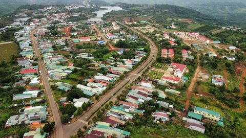 Toàn cảnh trung tâm xã Quảng Khê nhìn từ trên cao, dãy nhà mái đỏ và đường QL28